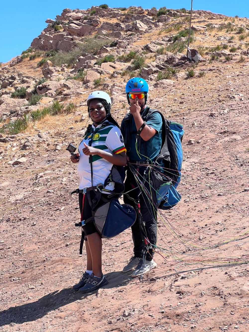 Pilote et passagère sur la pente rocheuse