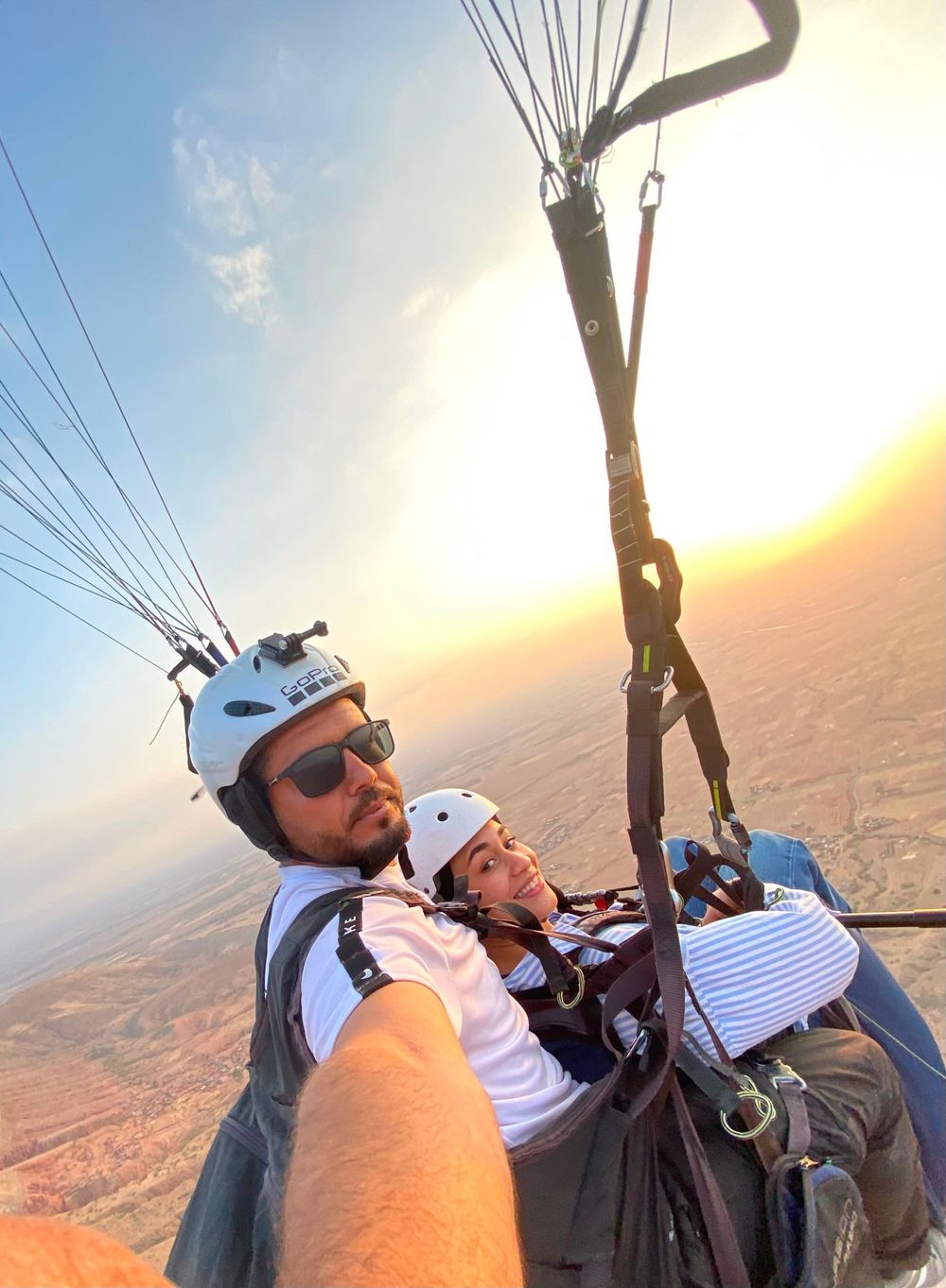 Pilote et passagère en vol au coucher du soleil